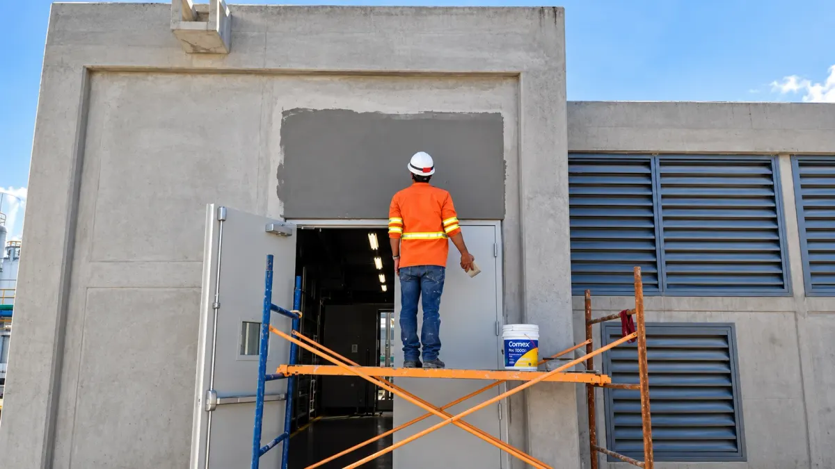 Cuarto de compresores de concreto con rejillas de ventilación en FRISA Acerías